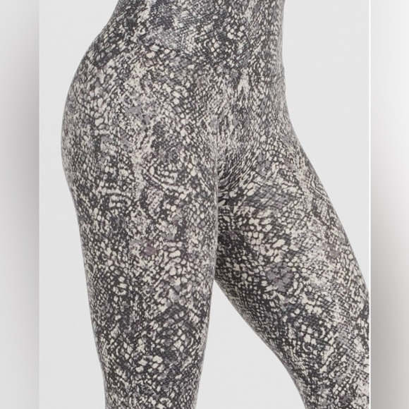 SPANX Snakeskin Print Leggings Size LG EUC - Picture 3 of 12
